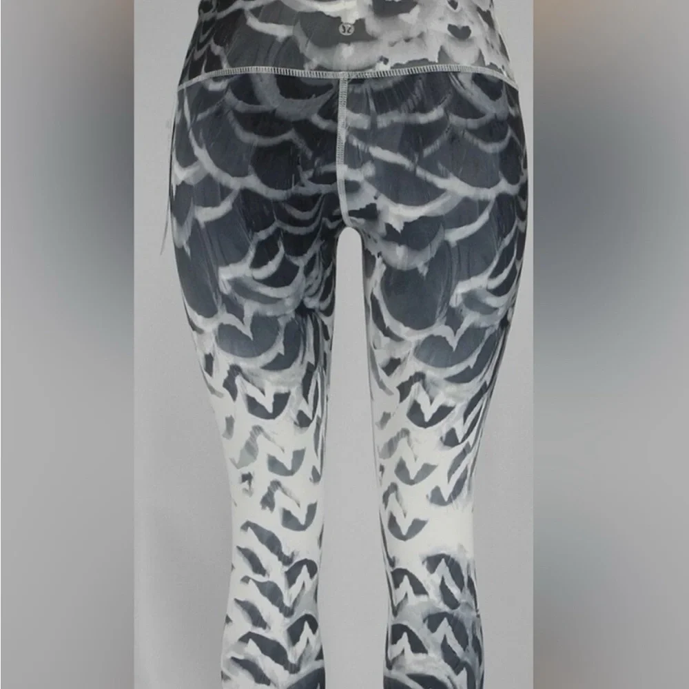 Lululemon wonder under pretty plume cropped 2 - Picture 3 of 8